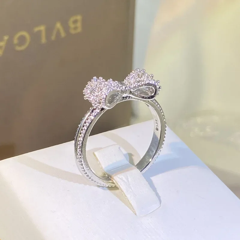 Tie Clip Silver - Fantazyjny pierścionek z kokardką z olśniewającym