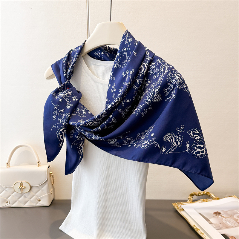 Luksusowa, vintage'owa kwadrat – Ascot Neck Scarf recenzja i cena