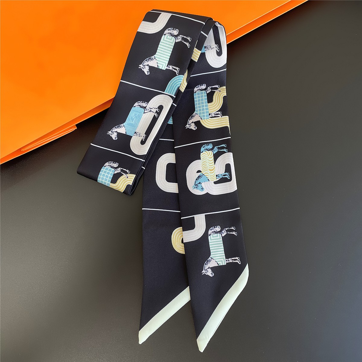 Jedwabne szaliki na szyję Skin – Ascot Neck Scarf recenzja i cena