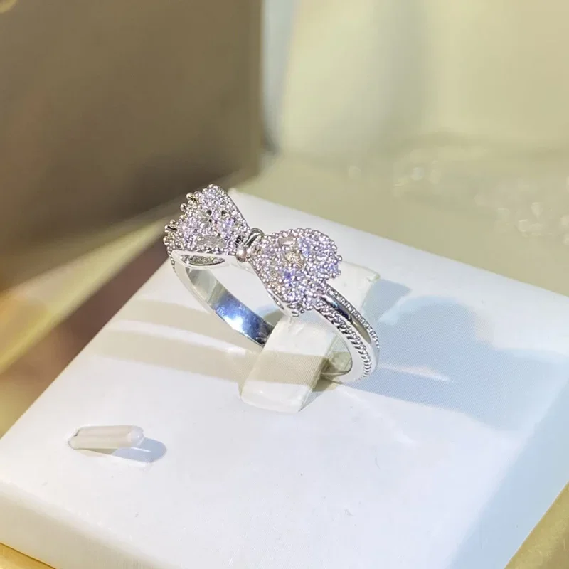 Fantazyjny pierścionek z kokar – Tie Clip Silver recenzja i cena
