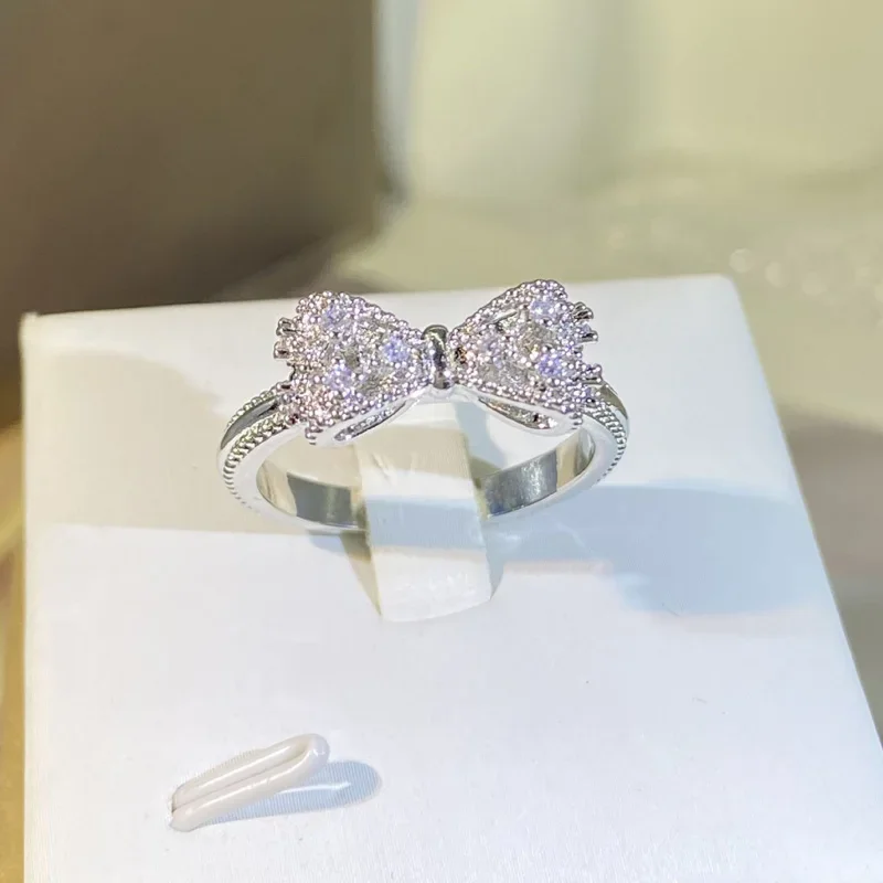Fantazyjny pierścionek z kokar – Tie Clip Silver recenzja i cena
